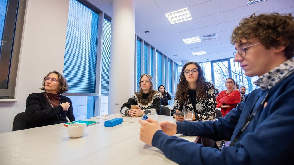 ludzie podczas spotkania