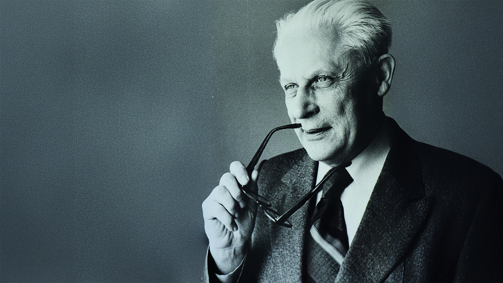 Starszy mężczyzna trzymający okulary