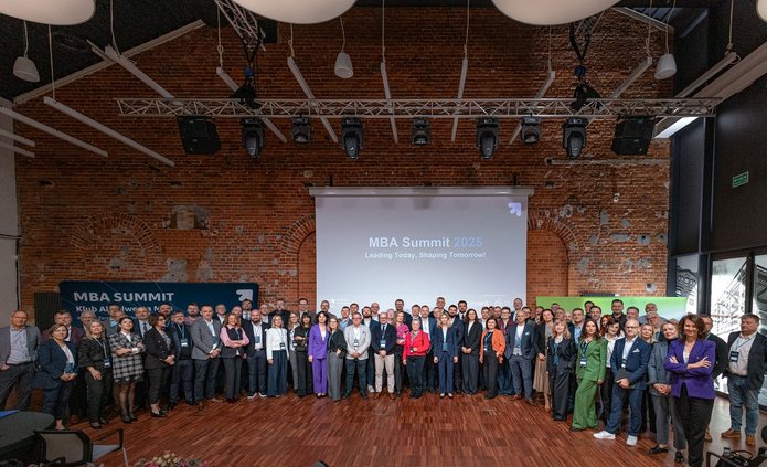 Zdjęcie grupowe uczestników MBA Summit 2025