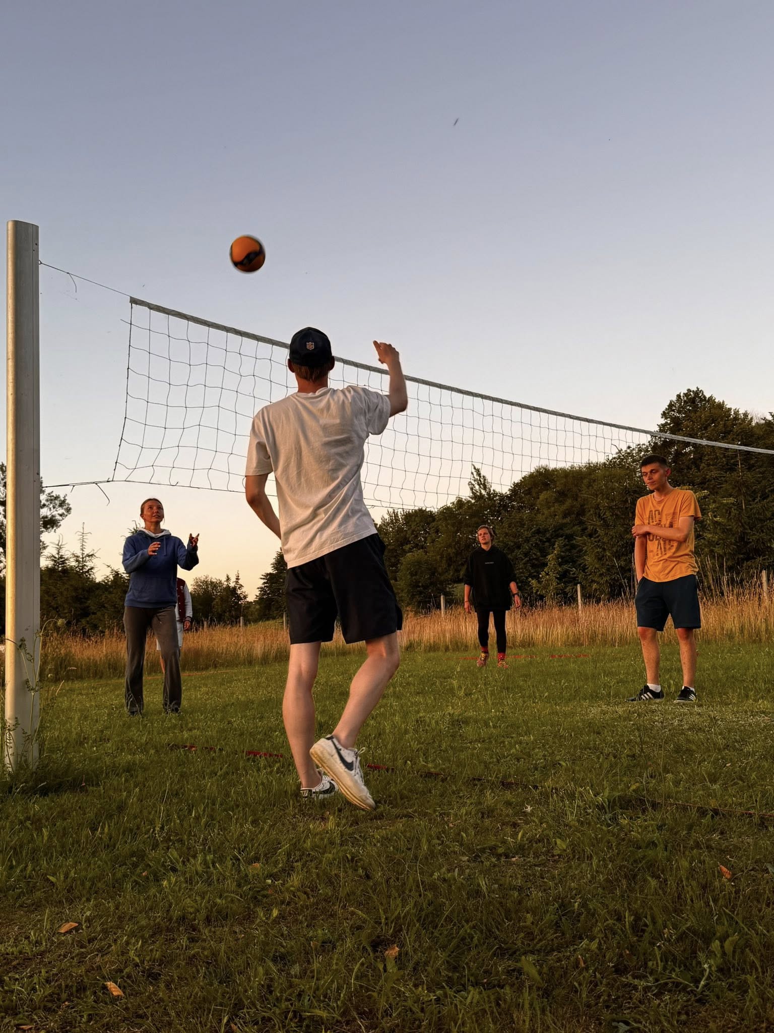 Zdjęcie osób studiujących w trakcie gry w siatkówkę