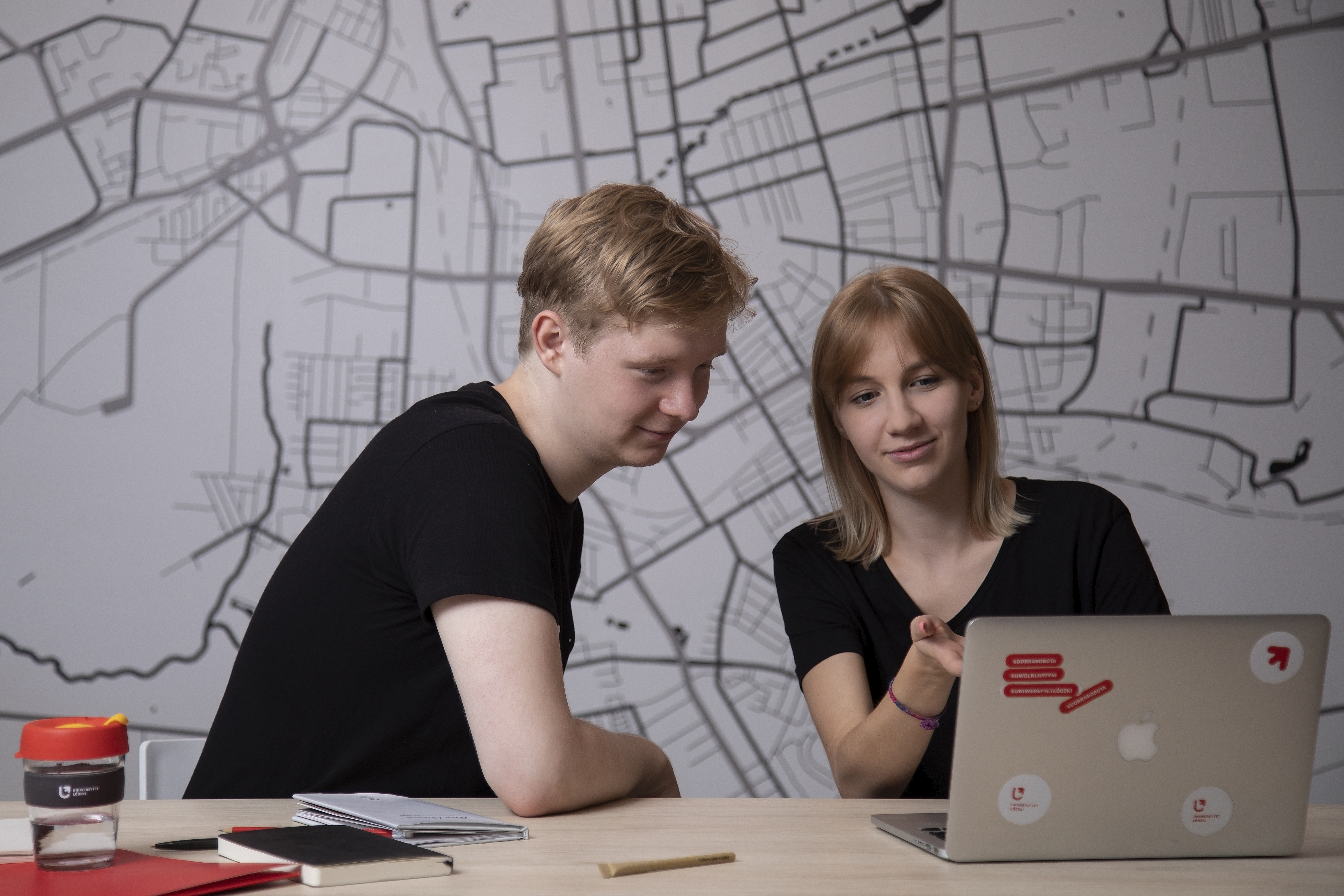 Dwójka studentów UŁ siedząca przy komputerze